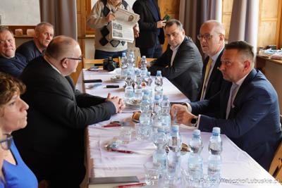 Marszałek województwa lubuskiego Marcin Jabłoński i posłanka Krystyna Sibińska spotkali się z rzemieślnikami w siedzibie Cechu Rzemiosł Różnych i Przedsiębiorców w Międzyrzeczu. 