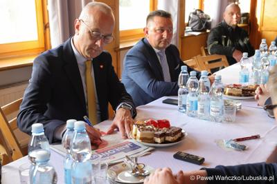 Marszałek województwa lubuskiego Marcin Jabłoński i posłanka Krystyna Sibińska spotkali się z rzemieślnikami w siedzibie Cechu Rzemiosł Różnych i Przedsiębiorców w Międzyrzeczu. 