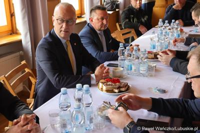 Marszałek województwa lubuskiego Marcin Jabłoński i posłanka Krystyna Sibińska spotkali się z rzemieślnikami w siedzibie Cechu Rzemiosł Różnych i Przedsiębiorców w Międzyrzeczu. 