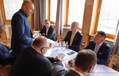 Marszałek województwa lubuskiego Marcin Jabłoński i posłanka Krystyna Sibińska spotkali się z rzemieślnikami w siedzibie Cechu Rzemiosł Różnych i Przedsiębiorców w Międzyrzeczu. 
