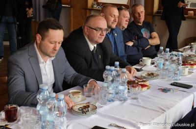 Marszałek województwa lubuskiego Marcin Jabłoński i posłanka Krystyna Sibińska spotkali się z rzemieślnikami w siedzibie Cechu Rzemiosł Różnych i Przedsiębiorców w Międzyrzeczu. 