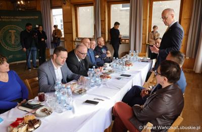 Marszałek województwa lubuskiego Marcin Jabłoński i posłanka Krystyna Sibińska spotkali się z rzemieślnikami w siedzibie Cechu Rzemiosł Różnych i Przedsiębiorców w Międzyrzeczu. 