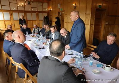 Marszałek województwa lubuskiego Marcin Jabłoński i posłanka Krystyna Sibińska spotkali się z rzemieślnikami w siedzibie Cechu Rzemiosł Różnych i Przedsiębiorców w Międzyrzeczu. 