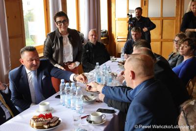 Marszałek województwa lubuskiego Marcin Jabłoński i posłanka Krystyna Sibińska spotkali się z rzemieślnikami w siedzibie Cechu Rzemiosł Różnych i Przedsiębiorców w Międzyrzeczu. 