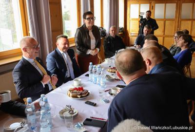 Marszałek województwa lubuskiego Marcin Jabłoński i posłanka Krystyna Sibińska spotkali się z rzemieślnikami w siedzibie Cechu Rzemiosł Różnych i Przedsiębiorców w Międzyrzeczu. 