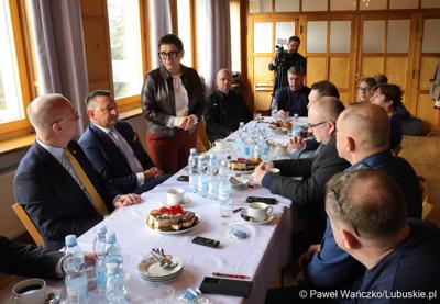 Marszałek województwa lubuskiego Marcin Jabłoński i posłanka Krystyna Sibińska spotkali się z rzemieślnikami w siedzibie Cechu Rzemiosł Różnych i Przedsiębiorców w Międzyrzeczu. 
