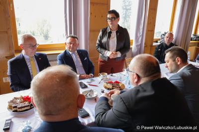 Marszałek województwa lubuskiego Marcin Jabłoński i posłanka Krystyna Sibińska spotkali się z rzemieślnikami w siedzibie Cechu Rzemiosł Różnych i Przedsiębiorców w Międzyrzeczu. 