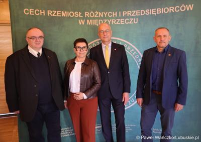 Marszałek województwa lubuskiego Marcin Jabłoński i posłanka Krystyna Sibińska spotkali się z rzemieślnikami w siedzibie Cechu Rzemiosł Różnych i Przedsiębiorców w Międzyrzeczu. 