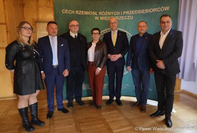 Marszałek województwa lubuskiego Marcin Jabłoński i posłanka Krystyna Sibińska spotkali się z rzemieślnikami w siedzibie Cechu Rzemiosł Różnych i Przedsiębiorców w Międzyrzeczu. 