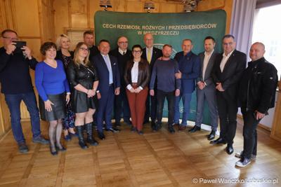 Marszałek województwa lubuskiego Marcin Jabłoński i posłanka Krystyna Sibińska spotkali się z rzemieślnikami w siedzibie Cechu Rzemiosł Różnych i Przedsiębiorców w Międzyrzeczu. 