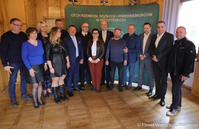 Marszałek województwa lubuskiego Marcin Jabłoński i posłanka Krystyna Sibińska spotkali się z rzemieślnikami w siedzibie Cechu Rzemiosł Różnych i Przedsiębiorców w Międzyrzeczu. 