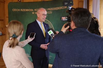 Marszałek województwa lubuskiego Marcin Jabłoński i posłanka Krystyna Sibińska spotkali się z rzemieślnikami w siedzibie Cechu Rzemiosł Różnych i Przedsiębiorców w Międzyrzeczu. 