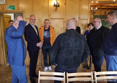 Marszałek województwa lubuskiego Marcin Jabłoński i posłanka Krystyna Sibińska spotkali się z rzemieślnikami w siedzibie Cechu Rzemiosł Różnych i Przedsiębiorców w Międzyrzeczu. 
