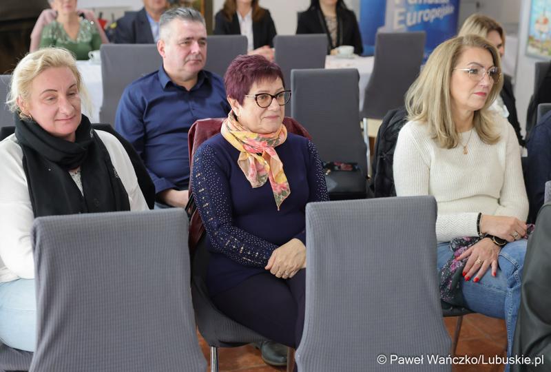 Uczestnicy spotkania marszałka woj. lubuskiego Marcina Jabłońskiego z sołtysami z terenu powiatu międzyrzeckiego