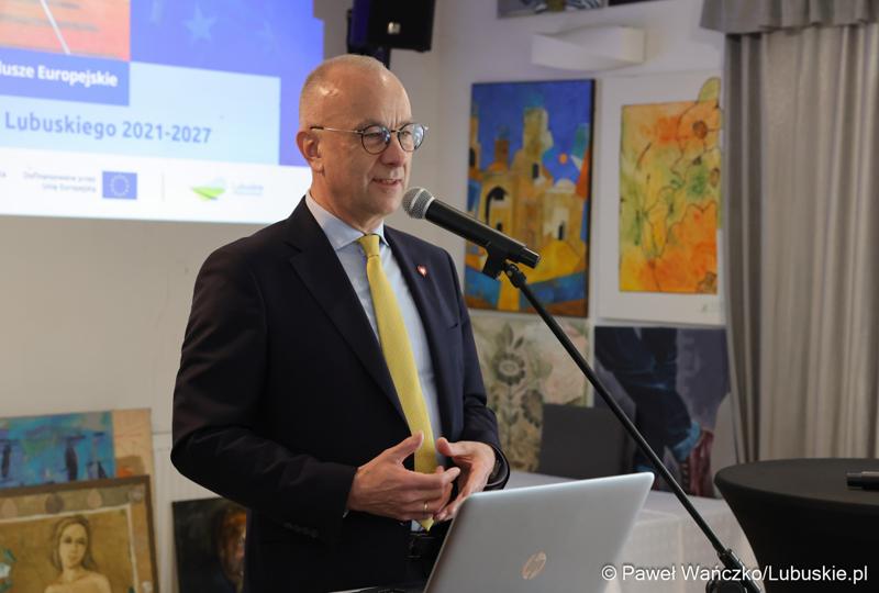 Marszałek woj. lubuskiego Marcin Jabłoński przemawia podczas spotkania z sołtysami z terenu powiatu międzyrzeckiego
