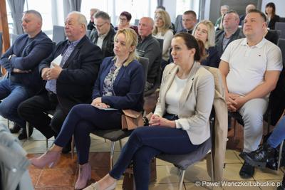 Uczestnicy spotkania marszałka woj. lubuskiego Marcina Jabłońskiego z sołtysami z terenu powiatu międzyrzeckiego 