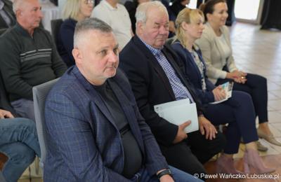 Uczestnicy spotkania marszałka woj. lubuskiego Marcina Jabłońskiego z sołtysami z terenu powiatu międzyrzeckiego 