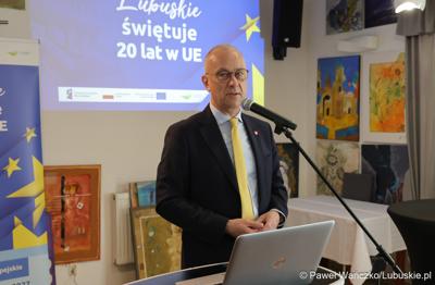 Marszałek woj. lubuskiego Marcin Jabłoński przemawia podczas spotkania z sołtysami z terenu powiatu międzyrzeckiego 