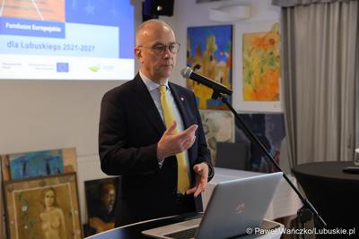 Marszałek woj. lubuskiego Marcin Jabłoński przemawia podczas spotkania z sołtysami z terenu powiatu międzyrzeckiego 