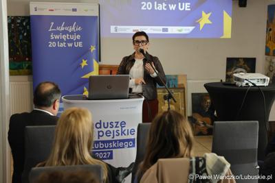 Posłanka na Sejm RP Krystyna Sibińska przemawia podczas spotkania z sołtysami z terenu powiatu międzyrzeckiego 