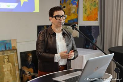 Posłanka na Sejm RP Krystyna Sibińska przemawia podczas spotkania z sołtysami z terenu powiatu międzyrzeckiego 