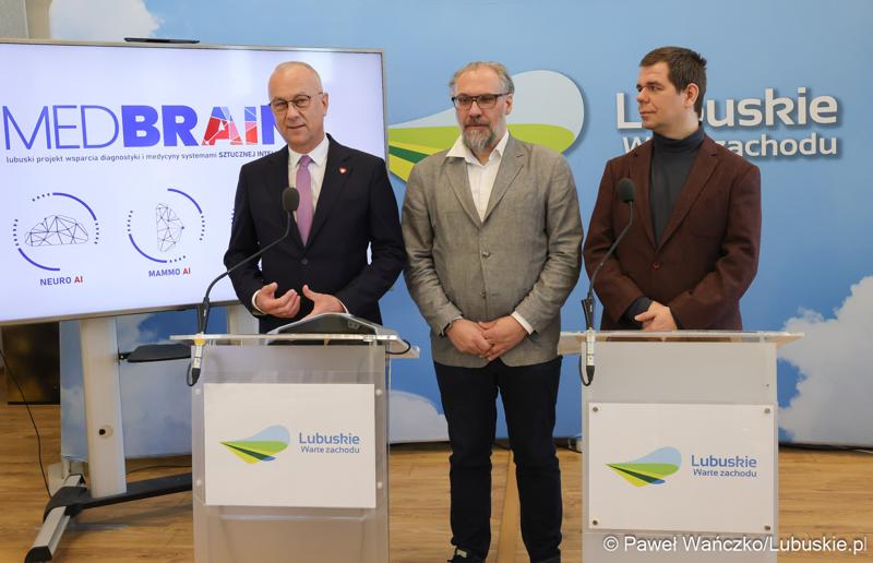 Marszałek Województwa Lubuskiego Marcin Jabłoński przemawia podczas konferencji prasowej dot. lubuskiego projektu wsparcia diagnostyki i medycyny systemami Sztucznej Inteligencji - MedBrain L
