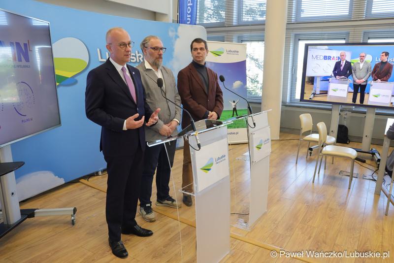 Marszałek Województwa Lubuskiego Marcin Jabłoński przemawia podczas konferencji prasowej dot. lubuskiego projektu wsparcia diagnostyki i medycyny systemami Sztucznej Inteligencji - MedBrain L