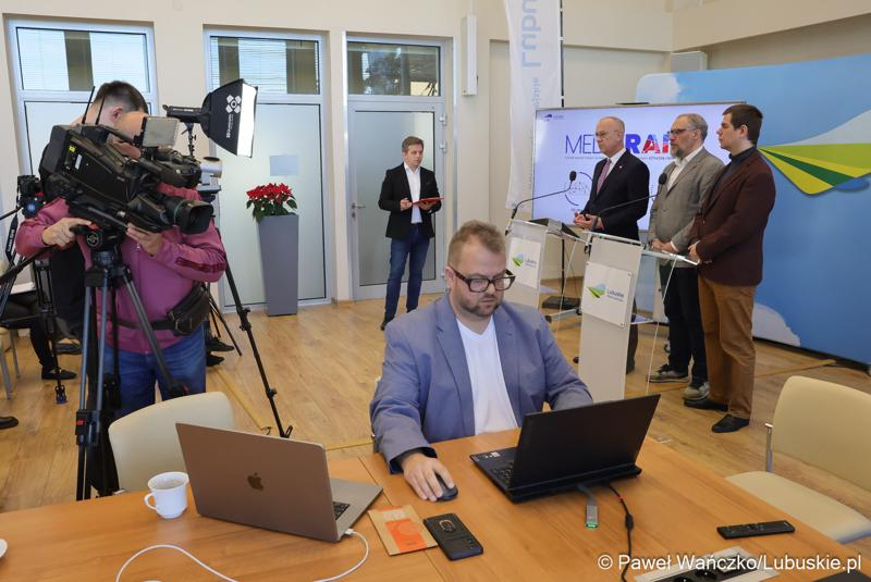 Uczestnicy konferencji prasowej dot. lubuskiego projektu wsparcia diagnostyki i medycyny systemami Sztucznej Inteligencji - MedBrain L