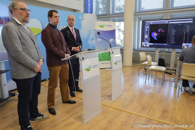 Uczestnicy konferencji prasowej dot. lubuskiego projektu wsparcia diagnostyki i medycyny systemami Sztucznej Inteligencji - MedBrain L