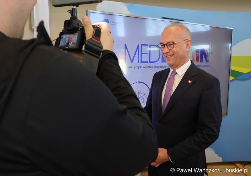 Marszałek Województwa Lubuskiego Marcin Jabłoński udziela wywiadu mediom