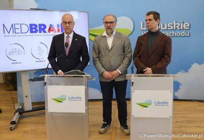 Marszałek Województwa Lubuskiego Marcin Jabłoński przemawia podczas konferencji prasowej dot. lubuskiego projektu wsparcia diagnostyki i medycyny systemami Sztucznej Inteligencji - MedBrain L 