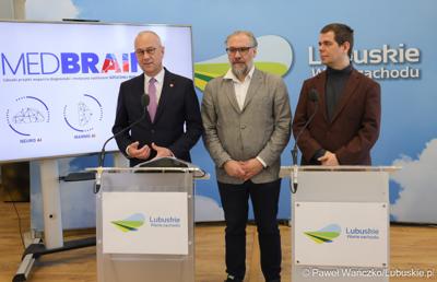 Marszałek Województwa Lubuskiego Marcin Jabłoński przemawia podczas konferencji prasowej dot. lubuskiego projektu wsparcia diagnostyki i medycyny systemami Sztucznej Inteligencji - MedBrain L 