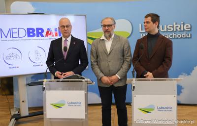 Marszałek Województwa Lubuskiego Marcin Jabłoński przemawia podczas konferencji prasowej dot. lubuskiego projektu wsparcia diagnostyki i medycyny systemami Sztucznej Inteligencji - MedBrain L 