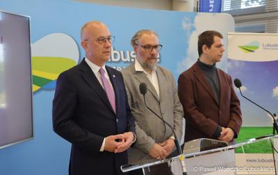 Marszałek Województwa Lubuskiego Marcin Jabłoński przemawia podczas konferencji prasowej dot. lubuskiego projektu wsparcia diagnostyki i medycyny systemami Sztucznej Inteligencji - MedBrain L 