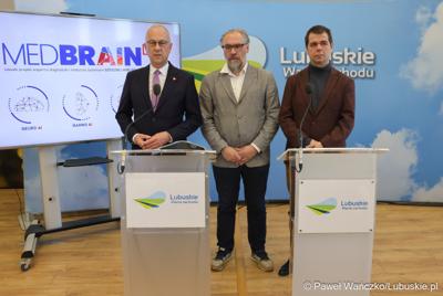 Marszałek Województwa Lubuskiego Marcin Jabłoński przemawia podczas konferencji prasowej dot. lubuskiego projektu wsparcia diagnostyki i medycyny systemami Sztucznej Inteligencji - MedBrain L 