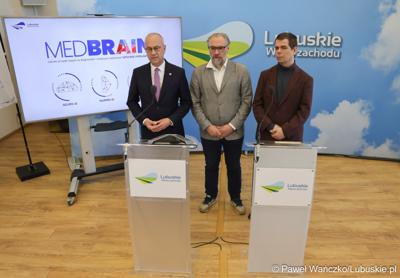 Marszałek Województwa Lubuskiego Marcin Jabłoński przemawia podczas konferencji prasowej dot. lubuskiego projektu wsparcia diagnostyki i medycyny systemami Sztucznej Inteligencji - MedBrain L 