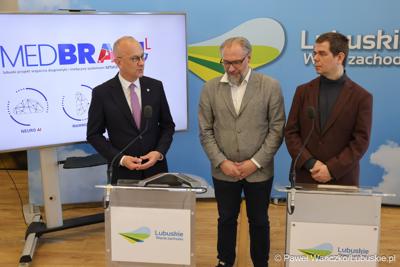 Marszałek Województwa Lubuskiego Marcin Jabłoński przemawia podczas konferencji prasowej dot. lubuskiego projektu wsparcia diagnostyki i medycyny systemami Sztucznej Inteligencji - MedBrain L 
