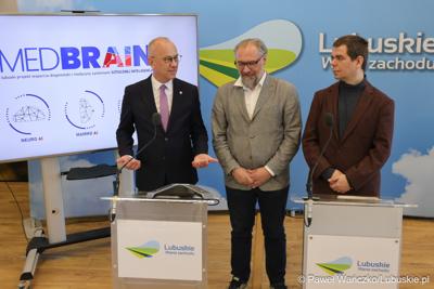 Marszałek Województwa Lubuskiego Marcin Jabłoński przemawia podczas konferencji prasowej dot. lubuskiego projektu wsparcia diagnostyki i medycyny systemami Sztucznej Inteligencji - MedBrain L 