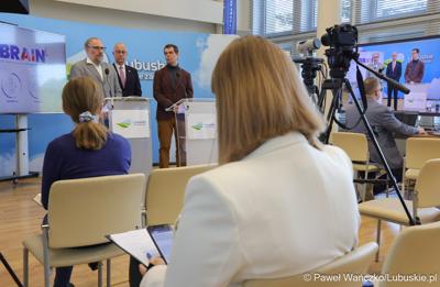 Uczestnicy konferencji prasowej dot. lubuskiego projektu wsparcia diagnostyki i medycyny systemami Sztucznej Inteligencji - MedBrain L 