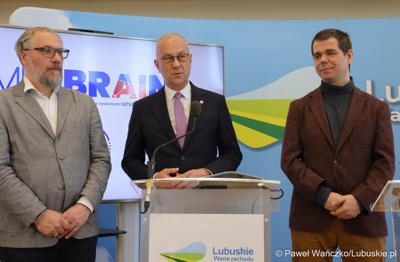Marszałek Województwa Lubuskiego Marcin Jabłoński przemawia podczas konferencji prasowej dot. lubuskiego projektu wsparcia diagnostyki i medycyny systemami Sztucznej Inteligencji - MedBrain L 