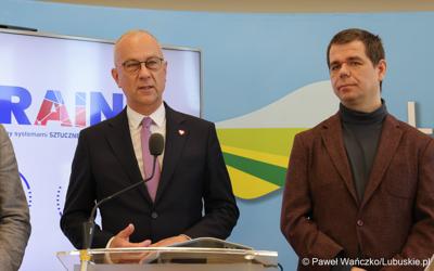 Marszałek Województwa Lubuskiego Marcin Jabłoński przemawia podczas konferencji prasowej dot. lubuskiego projektu wsparcia diagnostyki i medycyny systemami Sztucznej Inteligencji - MedBrain L 