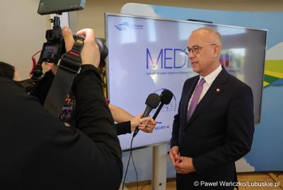 Marszałek Województwa Lubuskiego Marcin Jabłoński udziela wywiadu mediom 
