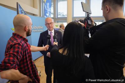Marszałek Województwa Lubuskiego Marcin Jabłoński udziela wywiadu mediom 