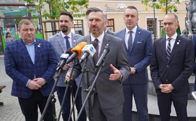 W sobotniej (13 kwietnia 2024 r.) konferencji prasowej na zielonogórskim deptaku wzięli udział m.in.: Członek Zarządu Województwa Lubuskiego Grzegorz Potęga, Poseł na Sejm RP Michał Szczerba, Wiceminister Rozwoju i Technologii Waldemar Sługocki, Radny Miasta Zielona Góra, Doradca Wojewody Lubuskiego, kandydat na prezydenta miasta Marcin Pabierowski