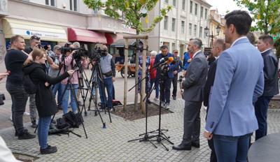 W sobotniej (13 kwietnia 2024 r.) konferencji prasowej na zielonogórskim deptaku wzięli udział m.in.: Członek Zarządu Województwa Lubuskiego Grzegorz Potęga, Poseł na Sejm RP Michał Szczerba, Wiceminister Rozwoju i Technologii Waldemar Sługocki, Radny Miasta Zielona Góra, Doradca Wojewody Lubuskiego, kandydat na prezydenta miasta Marcin Pabierowski