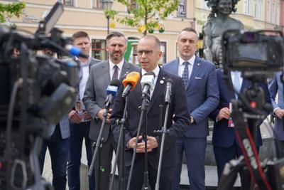 W sobotniej (13 kwietnia 2024 r.) konferencji prasowej na zielonogórskim deptaku wzięli udział m.in.: Członek Zarządu Województwa Lubuskiego Grzegorz Potęga, Poseł na Sejm RP Michał Szczerba, Wiceminister Rozwoju i Technologii Waldemar Sługocki, Radny Miasta Zielona Góra, Doradca Wojewody Lubuskiego, kandydat na prezydenta miasta Marcin Pabierowski