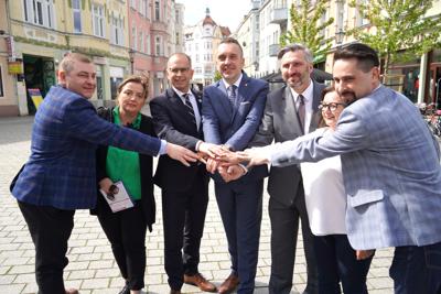 W sobotniej (13 kwietnia 2024 r.) konferencji prasowej na zielonogórskim deptaku wzięli udział m.in.: Członek Zarządu Województwa Lubuskiego Grzegorz Potęga, Poseł na Sejm RP Michał Szczerba, Wiceminister Rozwoju i Technologii Waldemar Sługocki, Radny Miasta Zielona Góra, Doradca Wojewody Lubuskiego, kandydat na prezydenta miasta Marcin Pabierowski