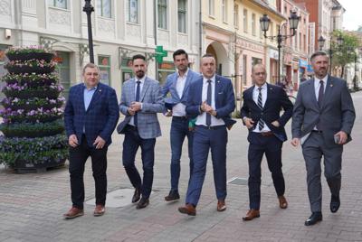 W sobotniej (13 kwietnia 2024 r.) konferencji prasowej na zielonogórskim deptaku wzięli udział m.in.: Członek Zarządu Województwa Lubuskiego Grzegorz Potęga, Poseł na Sejm RP Michał Szczerba, Wiceminister Rozwoju i Technologii Waldemar Sługocki, Radny Miasta Zielona Góra, Doradca Wojewody Lubuskiego, kandydat na prezydenta miasta Marcin Pabierowski