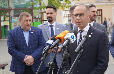 W sobotniej (13 kwietnia 2024 r.) konferencji prasowej na zielonogórskim deptaku wzięli udział m.in.: Członek Zarządu Województwa Lubuskiego Grzegorz Potęga, Poseł na Sejm RP Michał Szczerba, Wiceminister Rozwoju i Technologii Waldemar Sługocki, Radny Miasta Zielona Góra, Doradca Wojewody Lubuskiego, kandydat na prezydenta miasta Marcin Pabierowski
