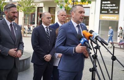 W sobotniej (13 kwietnia 2024 r.) konferencji prasowej na zielonogórskim deptaku wzięli udział m.in.: Członek Zarządu Województwa Lubuskiego Grzegorz Potęga, Poseł na Sejm RP Michał Szczerba, Wiceminister Rozwoju i Technologii Waldemar Sługocki, Radny Miasta Zielona Góra, Doradca Wojewody Lubuskiego, kandydat na prezydenta miasta Marcin Pabierowski